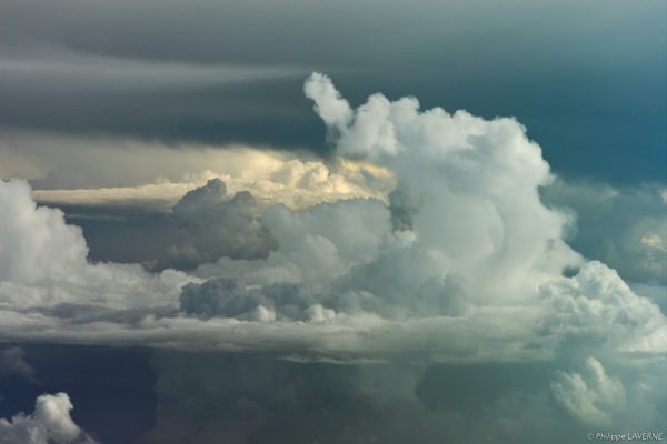 Différentes couleurs de nuages.