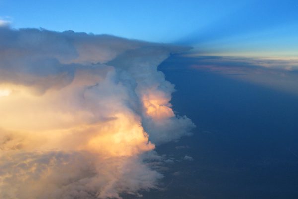 Un cumulonimbus en Afrique de l'ouest au soleil couchant.
