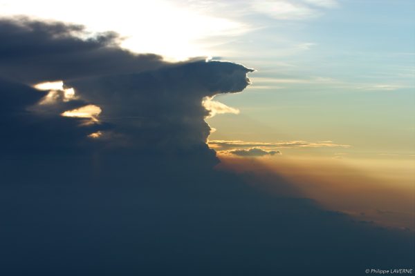 Cumulonimbus à contre jour.